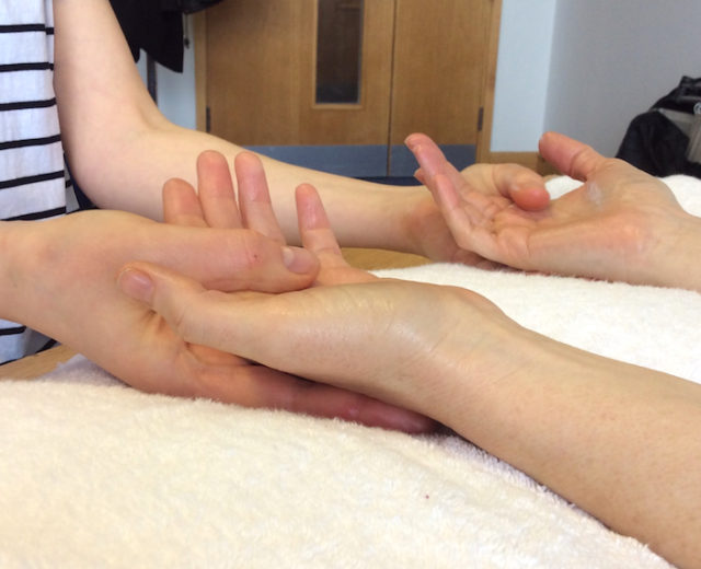 three_shires_reflexology_hand_reflexology-640x520